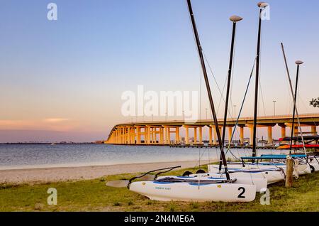 Die Sonne über Segelboote aufgereiht entlang der Strand in Ocean Springs Yacht Club, 12.08.26, 2014, in Ocean Springs, Mississippi. Stockfoto