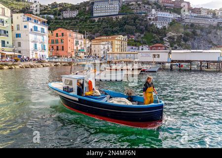 Sorrent, Italien - einheimischer Fischer auf seinem Fischerboot, der von der täglichen Reise zurückkehrt, um frischen Fisch in der Bucht von Neapel zu fangen. Das frische Meeresfutter wird in Loi verwendet. Stockfoto