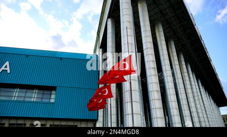 Izmir, Türkei. 07. Februar 2023. Die Nationalflaggen in der Türkei wurden nach der Erklärung von sieben Tagen nationaler Trauer auf Halbmast abgesenkt. Ein Erdbeben der Größenordnung 7,8 traf am Montag den Südosten der Türkei und Teile Syriens, das mehr als 9.000 Menschen tötete und die Infrastruktur in der Region zerstörte. Kredit: İdil Toffolo/Alamy Live News Stockfoto