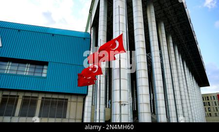 Izmir, Türkei. 07. Februar 2023. Die Nationalflaggen in der Türkei wurden nach der Erklärung von sieben Tagen nationaler Trauer auf Halbmast abgesenkt. Ein Erdbeben der Größenordnung 7,8 traf am Montag den Südosten der Türkei und Teile Syriens, das mehr als 9.000 Menschen tötete und die Infrastruktur in der Region zerstörte. Kredit: İdil Toffolo/Alamy Live News Stockfoto