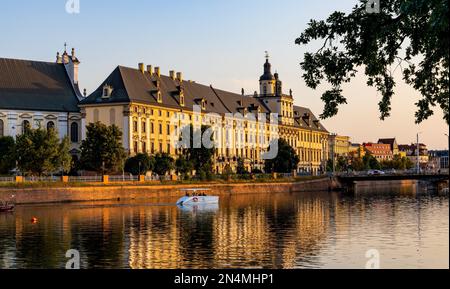 Wroclaw, Polen - 19. Juli 2022: Historisches Altstadtviertel mit Universität Wroclaw und Grodzka Straßendamm bei Sonnenuntergang über dem Fluss Warta Stockfoto