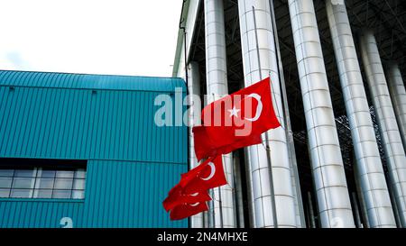 Izmir, Türkei. 07. Februar 2023. Die Nationalflaggen in der Türkei wurden nach der Erklärung von sieben Tagen nationaler Trauer auf Halbmast abgesenkt. Ein Erdbeben der Größenordnung 7,8 traf am Montag den Südosten der Türkei und Teile Syriens, das mehr als 9.000 Menschen tötete und die Infrastruktur in der Region zerstörte. Kredit: İdil Toffolo/Alamy Live News Stockfoto