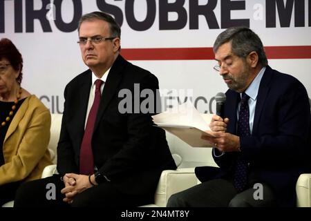 Mexiko-Stadt, Mexiko. 8. Februar 2023. Der Außenminister Mexikos, Marcelo Ebrard, und Juan RamÃ³n de la Fuente, Vertreter Mexikos bei den Vereinten Nationen bei der Eröffnung des "Lateinamerika und die Karibik"-Vermittlungstreffens beim Außenminister für Beziehungen in Mexiko-Stadt. Kredit: ZUMA Press, Inc./Alamy Live News Stockfoto