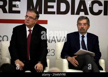 Mexiko-Stadt, Mexiko. 8. Februar 2023. Der Außenminister Mexikos, Marcelo Ebrard, und Juan RamÃ³n de la Fuente, Vertreter Mexikos bei den Vereinten Nationen bei der Eröffnung des "Lateinamerika und die Karibik"-Vermittlungstreffens beim Außenminister für Beziehungen in Mexiko-Stadt. Kredit: ZUMA Press, Inc./Alamy Live News Stockfoto