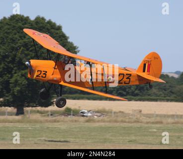 Ein Stampe und Vertongen SV-4 Belgier machten Doppeldecker in Aktion auf dem Headcorn Flugplatz Kent England Stockfoto