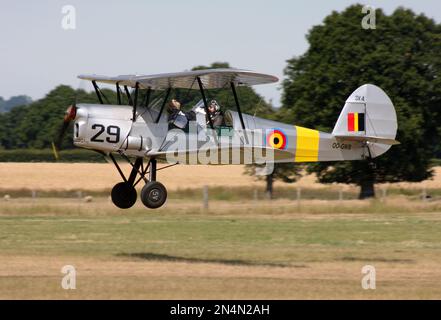 Ein Stampe und Vertongen SV-4 Belgier machten Doppeldecker in Aktion auf dem Headcorn Flugplatz Kent England Stockfoto