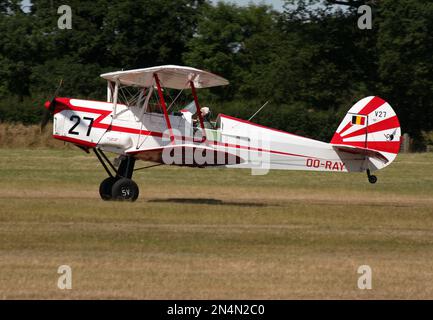 Ein Stampe und Vertongen SV-4 Belgier machten Doppeldecker in Aktion auf dem Headcorn Flugplatz Kent England Stockfoto