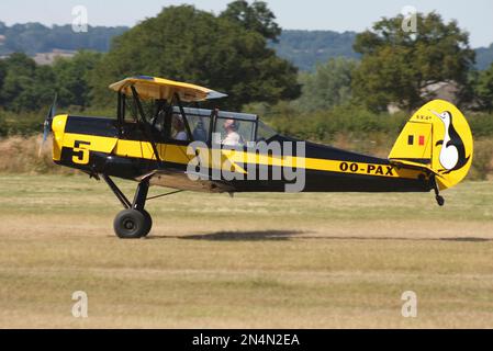 Ein Stampe und Vertongen SV-4 Belgier machten Doppeldecker in Aktion auf dem Headcorn Flugplatz Kent England Stockfoto