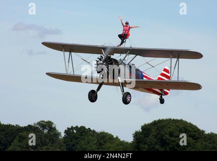 Ein Boeing A-75L300 Stearman von der Wing Walk Company in Aktion Stockfoto