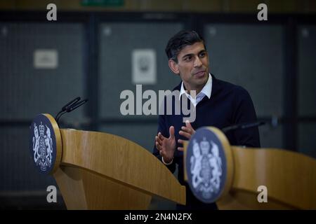 Dorset, Vereinigtes Königreich. 08. Februar 2023. Der britische Premierminister Rishi Sunak beantwortet eine Frage auf einer gemeinsamen Pressekonferenz mit dem ukrainischen Präsidenten Volodymyr Zelenskyy im Anschluss an einen Besuch im Bovington Camp Armour Centre am 8. Februar 2023 in Dorset, Vereinigtes Königreich. Die britische Armee bildet ukrainische Soldaten auf Challenger 2 Panzern aus. Kredit: Pool Photo/Pressestelle Des Ukrainischen Präsidenten/Alamy Live News Stockfoto