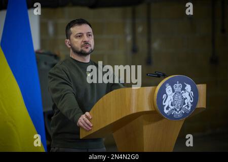 Dorset, Vereinigtes Königreich. 08. Februar 2023. Der ukrainische Präsident Volodymyr Zelenskyy hört auf einer gemeinsamen Pressekonferenz mit dem britischen Premierminister Rishi Sunak nach einem Besuch im Bovington Camp Armour Centre am 8. Februar 2023 in Dorset, Vereinigtes Königreich, auf eine Frage. Die britische Armee bildet ukrainische Soldaten auf Challenger 2 Panzern aus. Kredit: Pool Photo/Pressestelle Des Ukrainischen Präsidenten/Alamy Live News Stockfoto