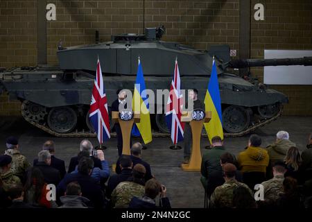 Dorset, Vereinigtes Königreich. 08. Februar 2023. Der britische Premierminister Rishi Sunak links und der ukrainische Präsident Volodymyr Zelenskyy rechts halten nach einem Besuch im Bovington Camp Armour Centre am 8. Februar 2023 in Dorset, Großbritannien, eine Pressekonferenz vor einem Challenger-2-Hauptkampfpanzer ab. Die britische Armee bildet ukrainische Soldaten auf Challenger 2 Panzern aus. Kredit: Pool Photo/Pressestelle Des Ukrainischen Präsidenten/Alamy Live News Stockfoto