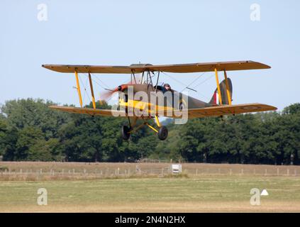 Ein De Havilland DH-82 Tiger Moth verlässt den Flugplatz Headcorn Kent England Stockfoto