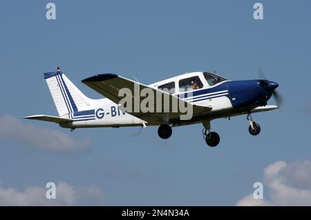 Piper PA-28-161 Cherokee Warrior II verlässt den Netherthorpe Flugplatz Nottinghamshire Stockfoto