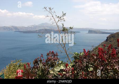 Blick vom Dorf Manolas auf Thirasia über die Caldera zu den Vulkanen Nea Kameni und Palea Kameni bis Thira dahinter Stockfoto