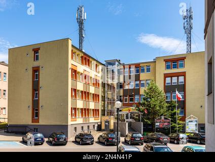 Bartoszyce, Polen - 13. Juli 2022: Bezirksratssaal Rada Powiatowa Gebäude in der Grota Roweckiego Straße in der historischen Altstadt von Bartoszyce Stockfoto