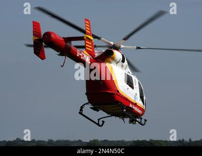 Ein MD-902-Rettungswagen am Redhill-Flugplatz Stockfoto