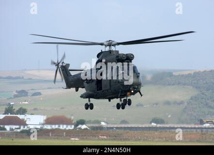 Ein Westland Puma Helikopter HC.2 der RAF trifft am Brighton City Airport Sussex England ein Stockfoto