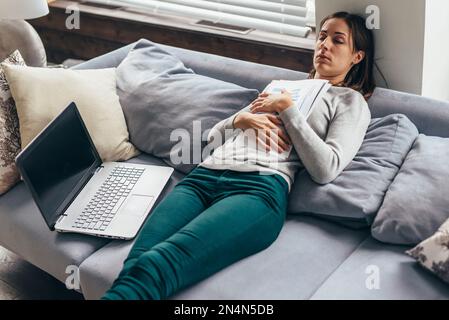 Frau schlief während der Arbeit mit Dokumenten in der Hand ein. Stockfoto