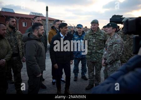 Lulworth, Vereinigtes Königreich. 08. Februar 2023. Der britische Premierminister Rishi Sunak, rechts, und der ukrainische Präsident Volodymyr Zelenskyy, links, sprechen mit britischen und ukrainischen Soldaten, die am 8. Februar 2023 in Lulworth, Dorset, Großbritannien, im Bovington Camp Armour Centre ausgebildet wurden. Sunak und Zelenskyy besuchten ukrainische Soldaten, die von der britischen Armee auf Challenger-2-Panzern ausgebildet wurden. Kredit: Pool Photo/Pressestelle Des Ukrainischen Präsidenten/Alamy Live News Stockfoto