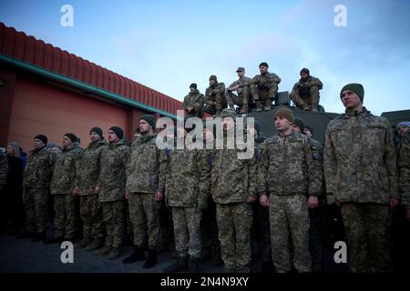 Dorset, Vereinigtes Königreich. 08. Februar 2023. Die ukrainischen Soldaten sind aufmerksam, da der ukrainische Präsident Volodymyr Zelenskyy und der britische Premierminister Rishi Sunak während eines Besuchs im Bovington Camp Armour Centre am 8. Februar 2023 in Dorset, Vereinigtes Königreich, Bemerkungen vorbringen. Sunak und Zelenskyy besuchten ukrainische Soldaten, die von der britischen Armee auf Challenger-2-Panzern ausgebildet wurden. Kredit: Pool Photo/Pressestelle Des Ukrainischen Präsidenten/Alamy Live News Stockfoto