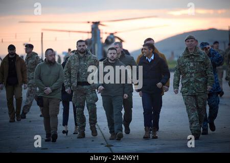 Lulworth, Vereinigtes Königreich. 08. Februar 2023. Der britische Premierminister Rishi Sunak, rechts, und der ukrainische Präsident Volodymyr Zelenskyy, links, werden über die Ankunft im Bovington Camp Armour Centre am 8. Februar 2023 in Lulworth, Dorset, Vereinigtes Königreich, informiert. Sunak und Zelenskyy besuchten ukrainische Soldaten, die von der britischen Armee auf Challenger-2-Panzern ausgebildet wurden. Kredit: Pool Photo/Pressestelle Des Ukrainischen Präsidenten/Alamy Live News Stockfoto