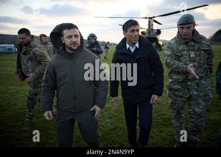 Lulworth, Vereinigtes Königreich. 08. Februar 2023. Der britische Premierminister Rishi Sunak, rechts, und der ukrainische Präsident Volodymyr Zelenskyy, links, werden über die Ankunft im Bovington Camp Armour Centre am 8. Februar 2023 in Lulworth, Dorset, Vereinigtes Königreich, informiert. Sunak und Zelenskyy besuchten ukrainische Soldaten, die von der britischen Armee auf Challenger-2-Panzern ausgebildet wurden. Kredit: Pool Photo/Pressestelle Des Ukrainischen Präsidenten/Alamy Live News Stockfoto