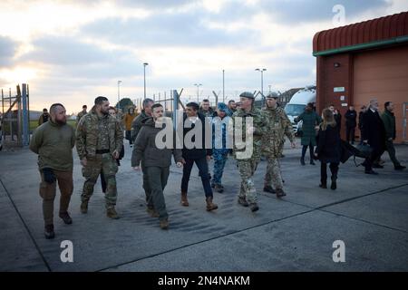 Lulworth, Vereinigtes Königreich. 08. Februar 2023. Der britische Premierminister Rishi Sunak, rechts, und der ukrainische Präsident Volodymyr Zelenskyy, links, werden über die Ankunft im Bovington Camp Armour Centre am 8. Februar 2023 in Lulworth, Dorset, Vereinigtes Königreich, informiert. Sunak und Zelenskyy besuchten ukrainische Soldaten, die von der britischen Armee auf Challenger-2-Panzern ausgebildet wurden. Kredit: Pool Photo/Pressestelle Des Ukrainischen Präsidenten/Alamy Live News Stockfoto