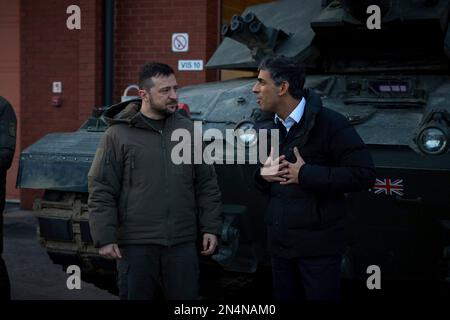 Dorset, Vereinigtes Königreich. 08. Februar 2023. Der britische Premierminister Rishi Sunak, rechts, und der ukrainische Präsident Volodymyr Zelenskyy, links, halten während eines Besuchs im Bovington Camp Armour Centre am 8. Februar 2023 in Dorset, Vereinigtes Königreich, Bemerkungen an ukrainische und britische Soldaten. Sunak und Zelenskyy besuchten ukrainische Soldaten, die von der britischen Armee auf Challenger-2-Panzern ausgebildet wurden. Kredit: Pool Photo/Pressestelle Des Ukrainischen Präsidenten/Alamy Live News Stockfoto