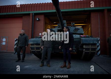 Dorset, Vereinigtes Königreich. 08. Februar 2023. Der britische Premierminister Rishi Sunak, rechts, und der ukrainische Präsident Volodymyr Zelenskyy, links, halten während eines Besuchs im Bovington Camp Armour Centre am 8. Februar 2023 in Dorset, Vereinigtes Königreich, Bemerkungen an ukrainische und britische Soldaten. Sunak und Zelenskyy besuchten ukrainische Soldaten, die von der britischen Armee auf Challenger-2-Panzern ausgebildet wurden. Kredit: Pool Photo/Pressestelle Des Ukrainischen Präsidenten/Alamy Live News Stockfoto