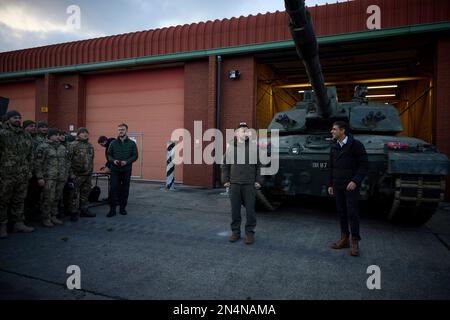 Dorset, Vereinigtes Königreich. 08. Februar 2023. Der britische Premierminister Rishi Sunak, rechts, und der ukrainische Präsident Volodymyr Zelenskyy, links, halten während eines Besuchs im Bovington Camp Armour Centre am 8. Februar 2023 in Dorset, Vereinigtes Königreich, Bemerkungen an ukrainische und britische Soldaten. Sunak und Zelenskyy besuchten ukrainische Soldaten, die von der britischen Armee auf Challenger-2-Panzern ausgebildet wurden. Kredit: Pool Photo/Pressestelle Des Ukrainischen Präsidenten/Alamy Live News Stockfoto