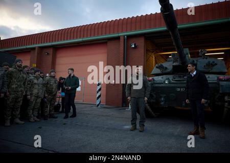 Dorset, Vereinigtes Königreich. 08. Februar 2023. Der britische Premierminister Rishi Sunak, rechts, und der ukrainische Präsident Volodymyr Zelenskyy, links, halten während eines Besuchs im Bovington Camp Armour Centre am 8. Februar 2023 in Dorset, Vereinigtes Königreich, Bemerkungen an ukrainische und britische Soldaten. Sunak und Zelenskyy besuchten ukrainische Soldaten, die von der britischen Armee auf Challenger-2-Panzern ausgebildet wurden. Kredit: Pool Photo/Pressestelle Des Ukrainischen Präsidenten/Alamy Live News Stockfoto