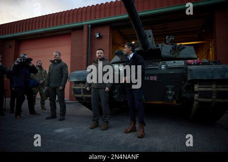 Dorset, Vereinigtes Königreich. 08. Februar 2023. Der britische Premierminister Rishi Sunak, rechts, und der ukrainische Präsident Volodymyr Zelenskyy, links, halten während eines Besuchs im Bovington Camp Armour Centre am 8. Februar 2023 in Dorset, Vereinigtes Königreich, Bemerkungen an ukrainische und britische Soldaten. Sunak und Zelenskyy besuchten ukrainische Soldaten, die von der britischen Armee auf Challenger-2-Panzern ausgebildet wurden. Kredit: Pool Photo/Pressestelle Des Ukrainischen Präsidenten/Alamy Live News Stockfoto