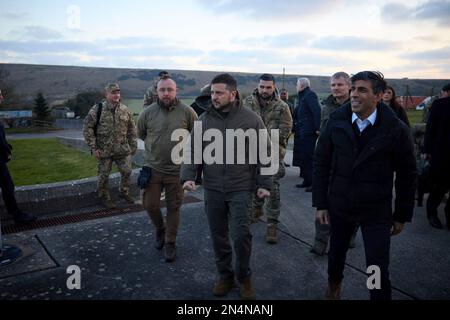 Lulworth, Vereinigtes Königreich. 08. Februar 2023. Der britische Premierminister Rishi Sunak, Right, und der ukrainische Präsident Volodymyr Zelenskyy, Center, Tour Bovington Camp Armour Centre, 8. Februar 2023 in Lulworth, Dorset, Vereinigtes Königreich. Sunak und Zelenskyy besuchten ukrainische Soldaten, die von der britischen Armee auf Challenger-2-Panzern ausgebildet wurden. Kredit: Pool Photo/Pressestelle Des Ukrainischen Präsidenten/Alamy Live News Stockfoto