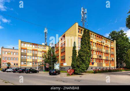 Bartoszyce, Polen - 13. Juli 2022: Bezirksratssaal Rada Powiatowa Gebäude in der Grota Roweckiego Straße in der historischen Altstadt von Bartoszyce Stockfoto