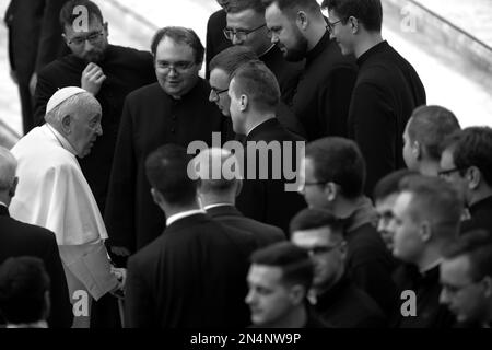 Vatikanstadt, Vatikan, 8. Februar 2023. Papst Franziskus spricht mit Priestern während seiner wöchentlichen allgemeinen Audienz in der Halle von Paul VI. Maria Grazia Picciarella/Alamy Live News Stockfoto