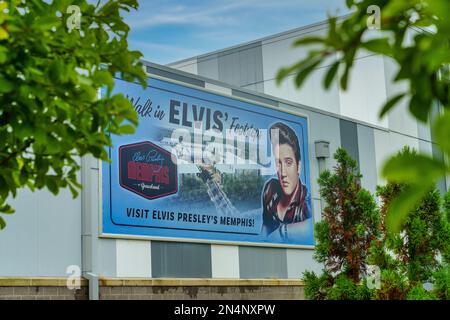 Am Schild „Walk in Elvis Presley's Memphis Entertainment Complex“ in Graceland in Memphis, Tennessee, befindet sich das Schild „Walk in Feeps“. Stockfoto