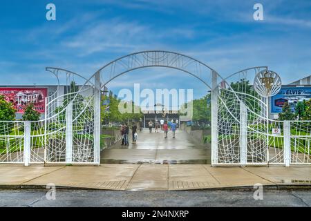 Der Eingang zum Elvis Presley's Memphis Entertainment Complex im Graceland in Memphis, Tennessee. Stockfoto