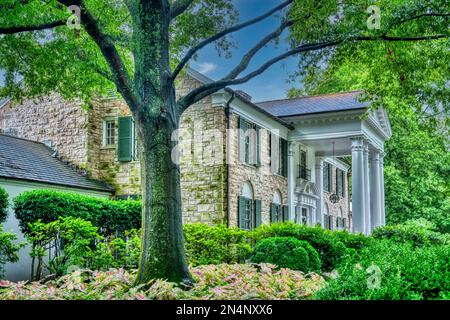 Das Äußere von Graceland von der Speisesaal-Seite, der Heimat von Elvis Presley, in Memphis, Tennessee. Stockfoto