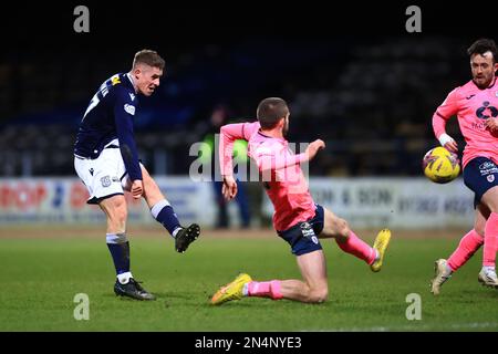 Dundee, Schottland, Großbritannien. 8. Februar 2023; Dens Park, Dundee, Schottland: SPFL Trust Football, Dundee gegen Raith Rovers; Luke McCowan von Dundee Fire in a shot Credit: Action Plus Sports Images/Alamy Live News Stockfoto