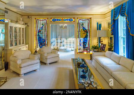 Die Living and Music Rooms von Graceland, dem Heim von Elvis Presley in Memphis, Tennessee. Stockfoto