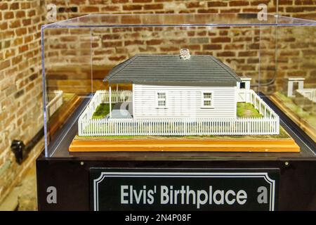 Modell des Geburtsortes von Elvis Presley in der ehemaligen Räucherkammer seines Hauses in Memphis, Tennessee. Stockfoto