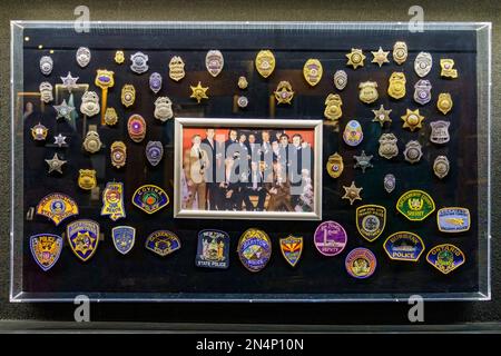 Ausstellung von Elvis Presleys Polizeiabzeichen und -Aufklebern im Trophy Building in Graceland, seinem Zuhause in Memphis, Tennessee. Stockfoto