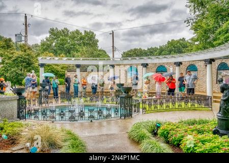 Besucher zollen ihren Respekt in den Presley Family Graves im Meditation Garden in Graceland, der Heimat von Elvis Presley in Memphis, Tennessee. Stockfoto