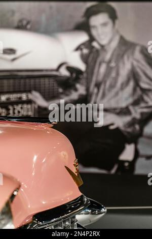 Sein rosaroter Cadillac wird im Elvis Presley's Memphis Entertainment Complex in Graceland in Memphis, Tennessee, ausgestellt. Stockfoto