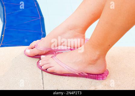 Schöne Frauenbeine, Die Flip-Flops Tragen. Stockfoto