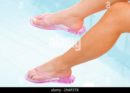 Schöne Frauenbeine, Die Flip-Flops Tragen. Stockfoto