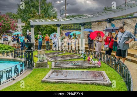 Besucher zollen ihren Respekt in den Presley Family Graves im Meditation Garden in Graceland, der Heimat von Elvis Presley in Memphis, Tennessee. Stockfoto