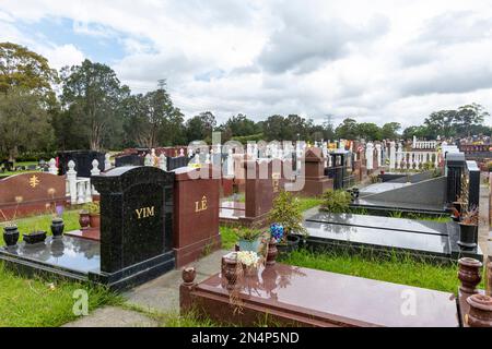 Chinesische Gräber und Grabsteine auf dem Rookwood Cemetery, Australiens größtem und ältestem Friedhof, Strathfield Lidcombe, Sydney, NSW, Australien Stockfoto