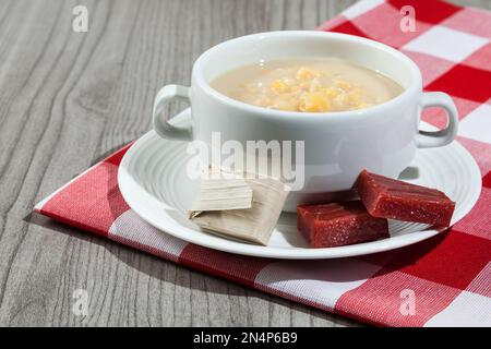 Essen Antioquia / Kolumbien; Mazamorra aus Mais, serviert mit süßem Guava. Stockfoto